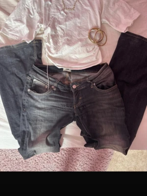  jeans från lager 157 Blaze - Säljer ett par mörkgrå jeans från lager 157 modell Blaze med klassisk femficksmodell och kontrastsömmar. Jeansen har rak passform och normal midja, perfekta till en avslappnad stil. Materialet är denim i bomull för en skön känsla.