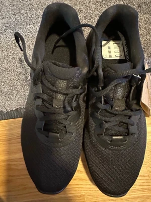 Nike Mesh Löparskor  - Nike mesh löparskor i svart. Lätta och bekväma med sportig design, passar perfekt för löpning, träning eller vardagsbruk. OBS! Prislapparna har tagits bort 
