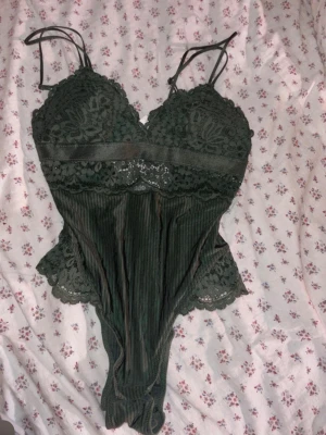 Mörkgrön spetsbody från HunkeMöller - Snygg mörkgrön body med tunna axelband och detaljer i spets. 