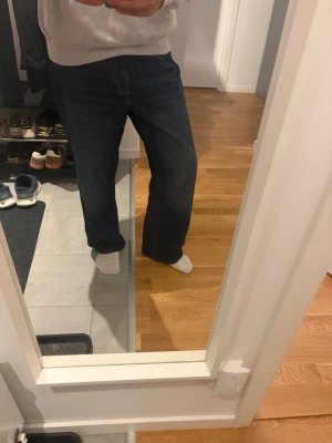 Mörkblå bootcut jeans från Vailent - Säljer ett par mörkblå jeans från Vailent med bootcut passform och klassisk femficksdesign. Jeansen har kontrastsömmar och är tillverkade i slitstark denim. Perfekta för en avslappnad och stilren look.