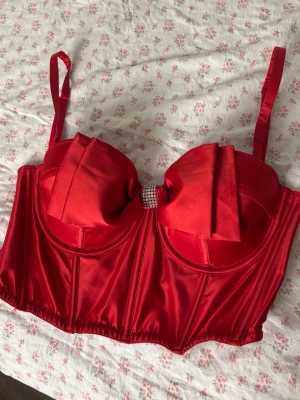 Victoria Secret Röd satin korsett med rosetter - Snygg röd korsett från Victoria’s sectret med rosett framtill❤️