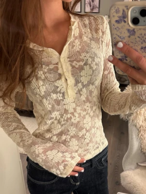 Ljusgul spetsblus med knappar - Säljer en ljusgul, långärmad spetsblus med blommigt mönster och knappar framtill från Gina tricot💕