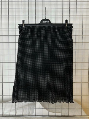 Midi kjol polka dots - Supersöt prickig mesh kjol med extra tyg under. Så otroligt skön och stretchig. Passar perfekt till ALLT🤗