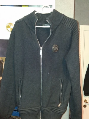 Svart stickad ziptröja från Philipp Plein - Äkta Philipp Plein tröja. köpte den för 7000 ny och har typ aldrig använt den. Priset är inte helt fast så kom gärna med prisförslag vid intresse. Strl L men sitter mer som en M.