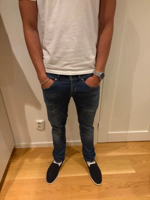 Dondup George jeans | W 31  - Dondup George jeans i mörkblå färg. |Snygga mörkblåa jeans med stilrena slitningar som inte är för stora. Jeansens modell heter George och de är i nyskick. |    Nypris ligger på ungefär 2 700–3 000 kr.|  Storlek: W31 |  Modellen på bilderna är ca 180 cm och väger 78 kg. |   Hör av er vid intresse eller om ni har några frågor! ✅