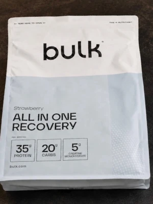 Oöppnad Bulk All In One Recovery Jordgubb 2,5kg - Stor påse med Bulk All In One Recovery i smaken jordgubb. Innehåller 2,5 kg pulver med 35g protein, 20g kolhydrater och 5g kreatin monohydrat per portion. Förpackningen är vit och ljusgrå med tydlig text och återförslutningsbar öppning. Perfekt för dig som tränar och vill återhämta dig snabbt. 2,5 kg – ca 41 portioner • Förpackningen är obruten/oöppnad Nypris: ca 850 kr 