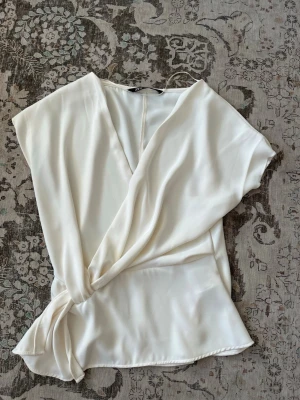 Blus från Zara - Vit blus från Zara i storlek S. Helt oanvänd! 