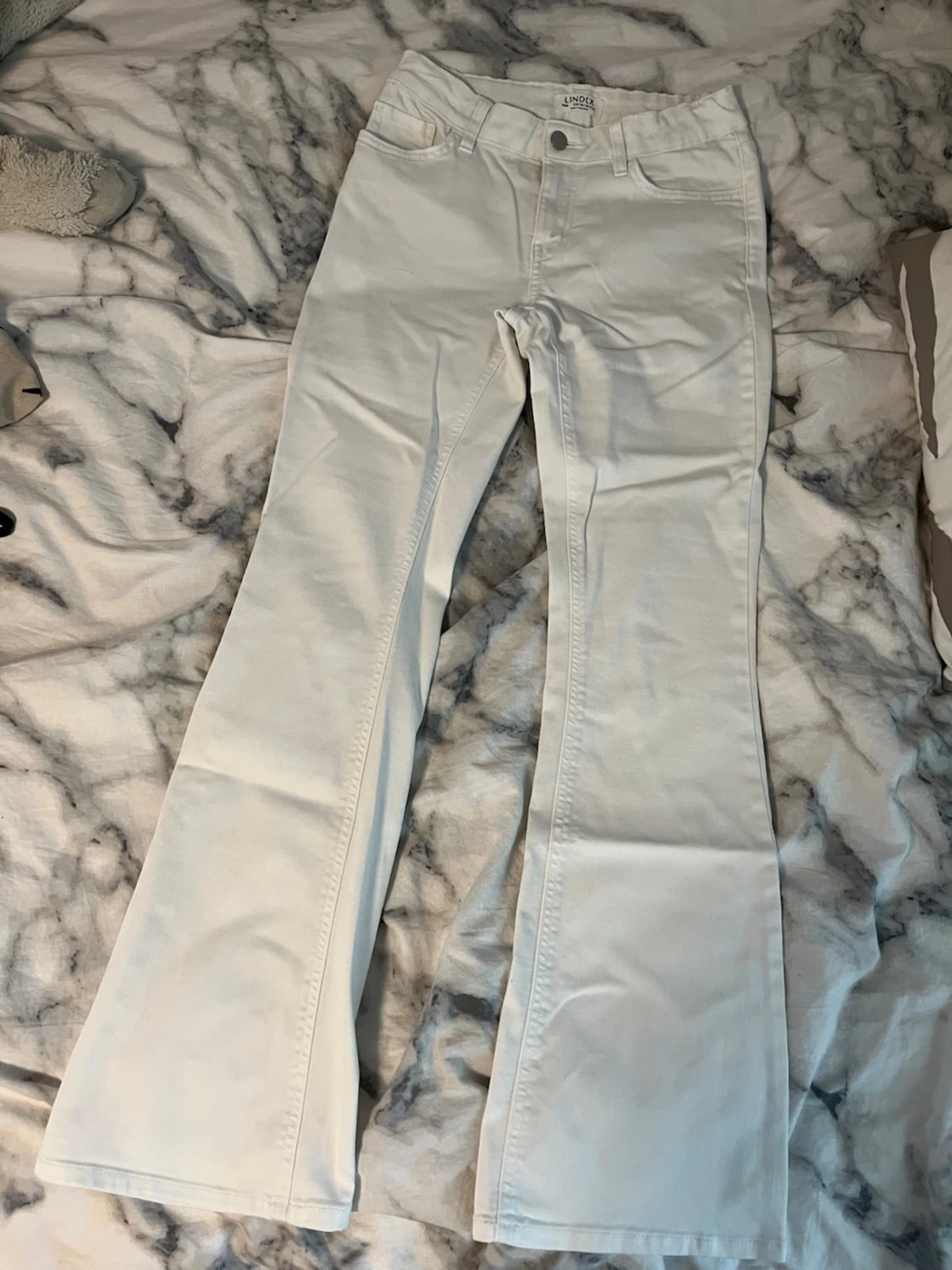 Vita bootcut jeans med medel midja - 1