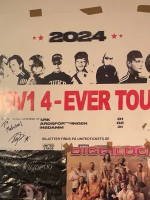 Affisch hov1 4-EVER TOUR 2024 - Säljer en affisch från hov1 4-EVER TOUR 2024 med svartvita porträtt av bandmedlemmar och röd text. Affischen har  och är dekorerad med stjärnor och årtal. Perfekt för dig som gillar musik och samlar på turnéminnen.