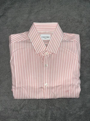 Calvin Klein Skjorta - Slim fit skjorta från Calvin Klein i nyskick. Storlek 39. Nypris 1099kr