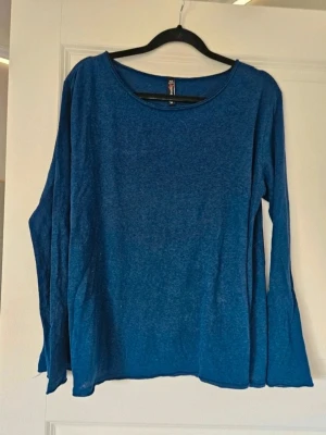 Tröja FB Sister M - Marinblå långärmad tröja Basic långärma tröjor i storlek M, i marinblått som har rund halsringning och är gjord i mjuk bomull. Perfekt för dig som gillar enkel och chill stil.  Kan även hämtas I Partille  E1