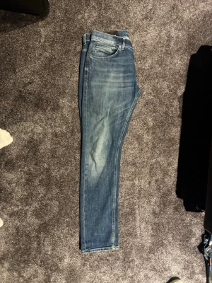 Dondup jeans modell george  - Dondup jeans modell george. Storlek 33. Har även bild på mått. Använda fåtal gånger. Nypris ca 3-4 tusen. Öppen för att diskutera pris.