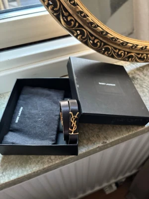 Saint Laurent armband  - Säljer nu mitt älskande ysl armband, självklart äkta💞kommer med box och tillbehör