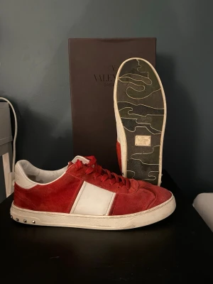 Valentino flycrew  - Det Säljer dessa sjukt feta och efterfrågade Valentinos. Skorna är i bra skick där 5 nitar är borta fast en ingår i köpet. Allt på sista bilden ingår vid köp!  Priset är 2750 men kan gå ned vid snabb affär🙌