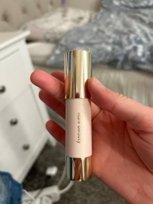 Rare beauty bronzer  - Rare beauty bronzer i färgen bright side, köptes idag men köpte tyvärr fel färg och kan inte lämna tillbaka. Använd max 4 gånger. skriv vid intresse. nypris är 379 tror jag!