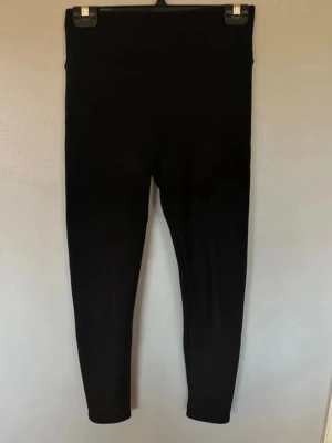 Fodrade tights - Fodrade tights. Vet inte vart de är köpta då det saknas lapp. Aldrig använda. Lurvig insida (bild 2).