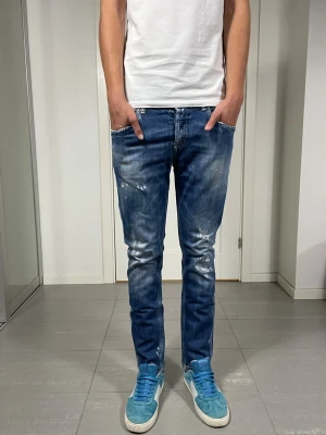Dondup Jeans  - Säljer nu dessa Dondup Jeans med snygga slitningar i populär design, mått ca 40 o 100 cm. skriv för fler bilder/frågor🙌🏼 
