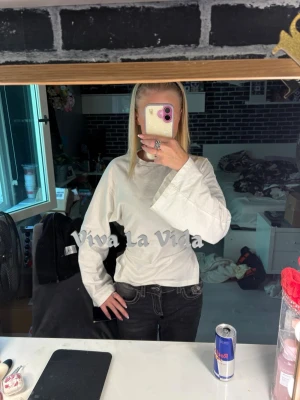 Jeans  - Fina jeans ifrån Gina, sparsamt använda och inte slitna eller så vid fötterna💕