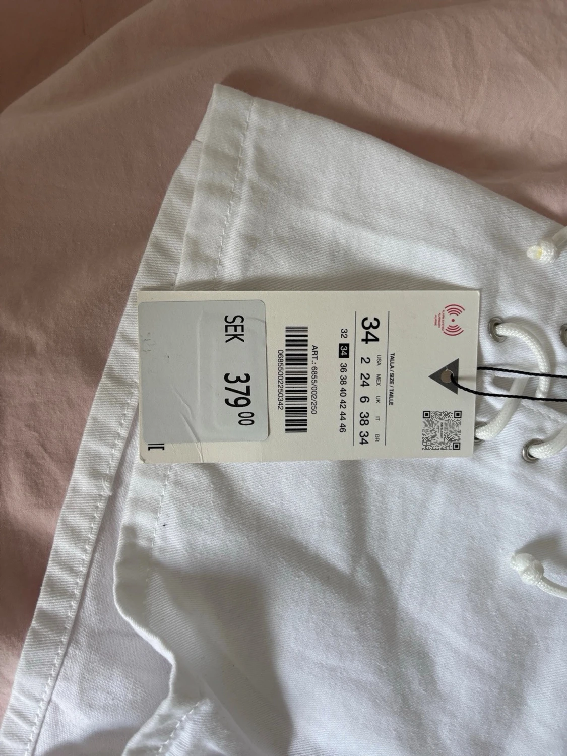 Vita shorts med snörning i sidan - 1