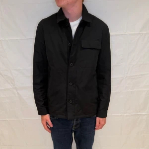 Massimo Dutti jacket - Svart jacka från Massimo Dutti i mycket fint begagnat skick.