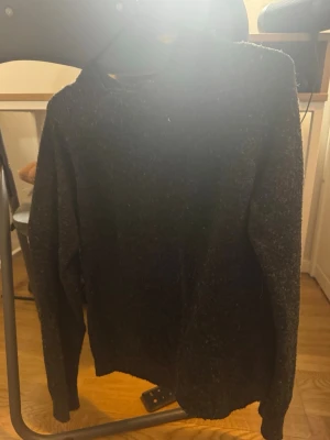 Stickad tröja  - Mörkgrå stickad tröja, storlek xs