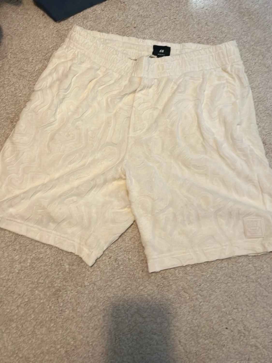 Beige mönstrade shorts från H&M