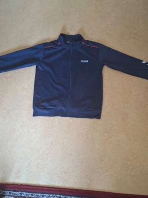 Marinblå tjocktröja från Hummel size 164 - Marinblå hummel tjocktröja skön och varm size 164 PRIS KAN DISKUTERAS!