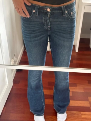 True religion jeans - Så fina true religion jeans med rosa brodering på bakfickorna! Jag är 174 och dom sitter bra på mig!💓 köpta för 1200kr säljer för 150kr