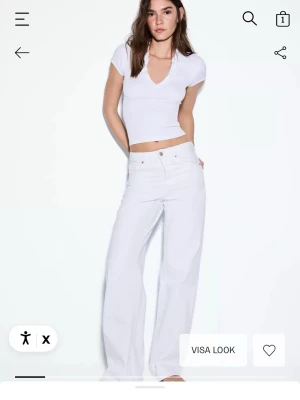 Vita vida jeans petite - Säljer ett par vita jeans från stradivarius petite med vida ben. Jeansen har klassisk femficksdesign och raka sömmar. Perfekta för en clean och trendig look, passar till crop tops och sneakers.Aldrig använda bara tagit av lappen