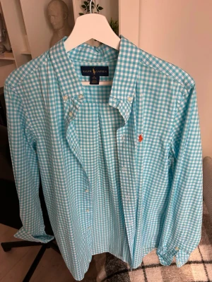 Turkos skjorta från Ralph Lauren storlek S - Turkos skjorta från Ralph lauren, storlek S, köpt i New York 