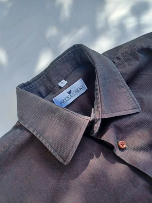 Jacques Heim skjorta  - Jacques Heim vintage skjorta väldigt eftertraktat och populärt. Skräddarsydd/insydd för perfekt passform! Ny pris=2000kr, vårt pris=499kr. (Original design)