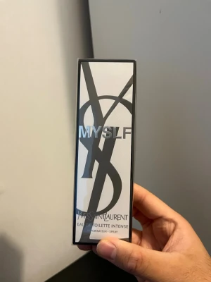 YSL MYSLF EDT INTENSE - Helt nya YSL MYSLF EDT INTENSE. En fräschare version av MYSLF linjen, perfekt att ha på sig året om och särskilt nu när det är varmt.  