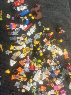Stort blandat Lego-figur och bitar - Säljer en stor samling blandade Lego-minifigurer och lösa legobitar i olika färger och former. Innehåller figurer med olika teman, tillbehör och djur samt massor av byggdelar i plast. Perfekt för dig som vill bygga fritt och skapa egna världar.