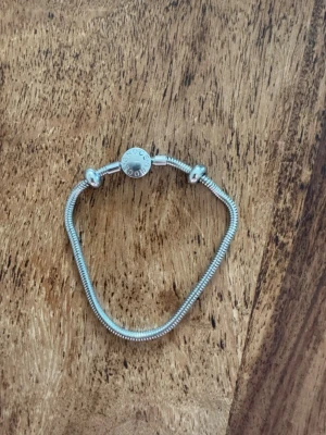 Berlockarmband från GNOCE - Berlockarmband från gnoce. Mycket gott skick. Inte använt mycket alls pga jag köpte ett från Pandora.