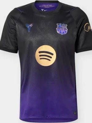Svart-lila FC Barcelona matchtröja - Snygg svart och lila matchtröja från FC Barcelona med guldfärgade detaljer och Spotify-logga på bröstet. Tröjan har klubbmärke och korta ärmar, perfekt för fotboll eller träning. Materialet är lätt och andas, vilket gör den skön att bära under aktivitet.