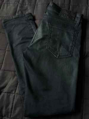 Jack and Jones jeans - Ett par slim fit jeans från Jack and Jones som är använda maximalt 2 gånger. Dem är exakt som nya från butik. Köptes för 899 i butik. Hör av er vid frågor eller funderingar! ☺️