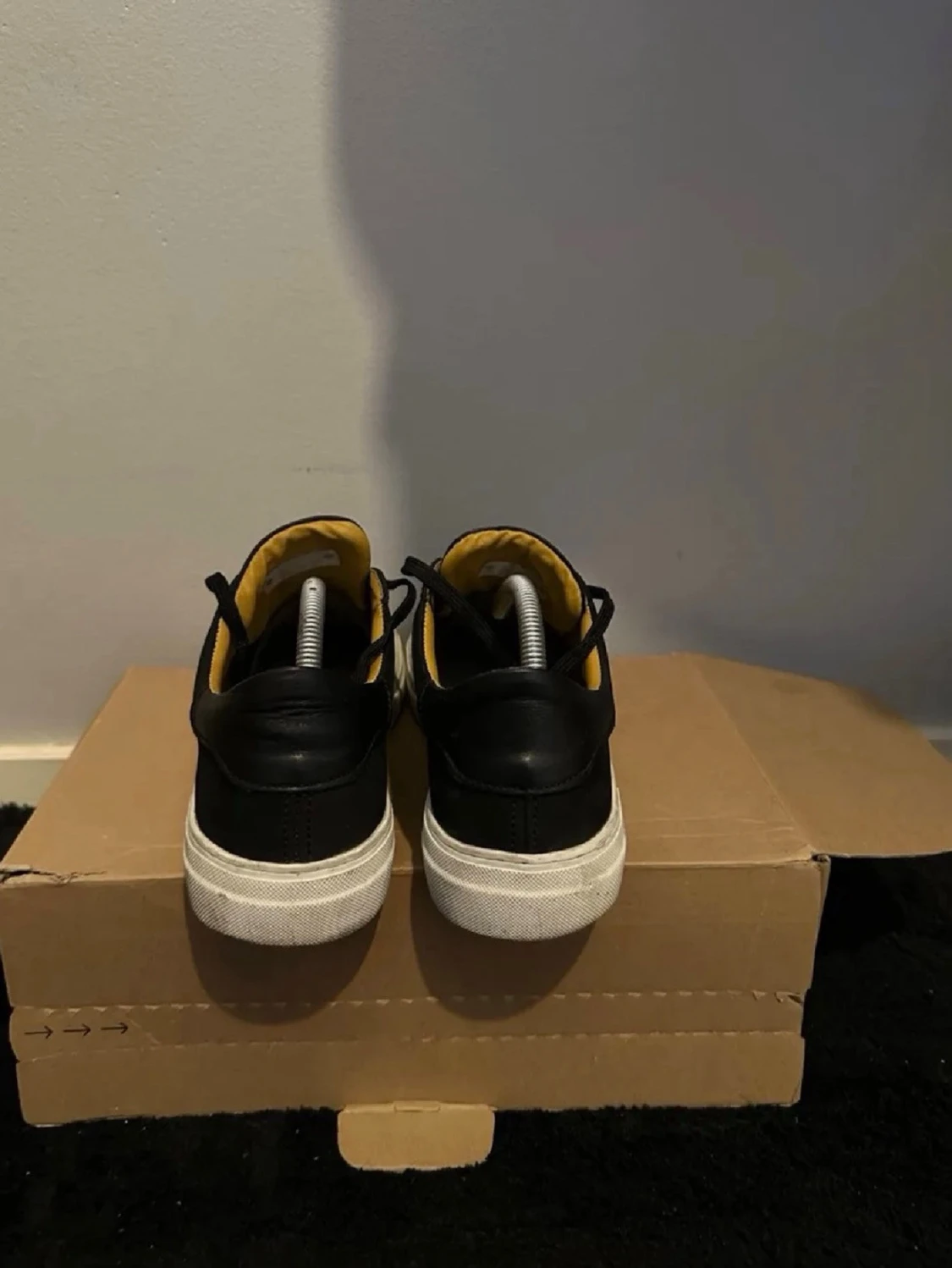 Svarta låga sneakers med vit sula - 2