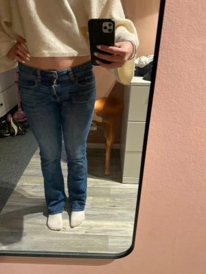 Low waist american eagle jeans - Super snygga low waist jeans från american eagle! Dom är lite mer bootcut än vad de ser ut som på bilden (bra i längden på mig som är 160)