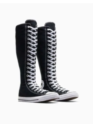 Chuck Taylor All Star Knee XX knähöga converse - Säljer mina Chuck Taylor All Star Knee XX pgd kommer inte till användning. Alldrig använda har bara provat. Orginalförpakning fins kvar. Ställ gärna frågor skikar bilder vid efterfrågan. Kan mötas upp i sthlm