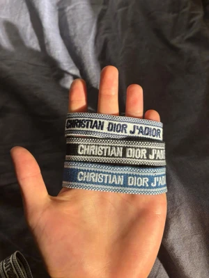 Dior tygarmband  - Helt nya Christian dior armband i tyg, finns i blå, svart och vit. 1 för 159, 2 för 279 och 3 för 309