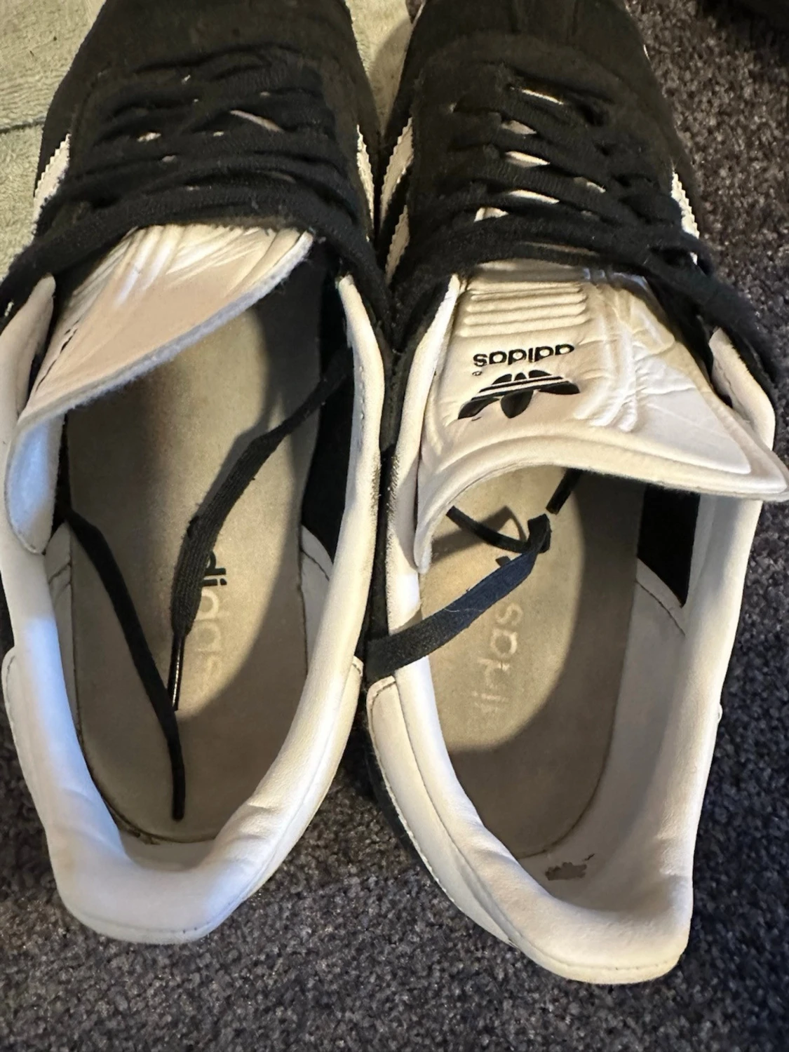 Svarta Adidas sneakers med vita detaljer - 1