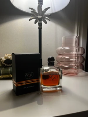 Stronger with you intensley  - Stronger With You Intensely 10ml  🔥 En söt och varm doft från Emporio Armani med vanilj, karamell och kryddiga toner. Väldigt mysig och intensiv doft som passar extra bra under höst och vinter samt kvällar och dejter.  📦 10ml sample 💰 119kr  Perfekt om du vill testa doften ordentligt utan att köpa en hel flaska. SKICKAR SAMMA DAG!!  ✨ Fräsch och noggrant fylld glasflaska