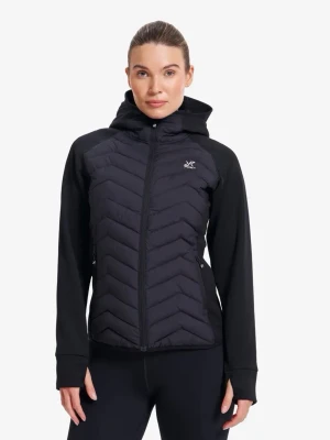 Svart hybrid fleece / jacka  - Snygg svart pufferjacka med huva och dragkedja framtill. Jackan har quiltad framsida och släta ärmar, samt diskret logga på bröstet och huvan. Perfekt för kyliga dagar och har en sportig look.