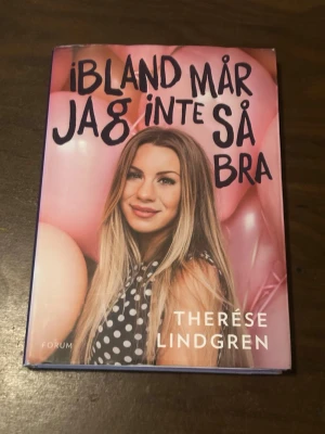 Ibland mår jag inte så bra - Boken 'Ibland mår jag inte så bra' av Therése Lindgren är en personlig och öppenhjärtig skildring om psykisk ohälsa. Omslaget är rosa med ballonger och ett porträtt av författaren. Inlagan har en signerad sida. Inbunden bok från Forum.