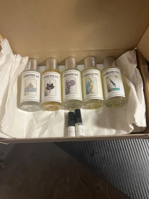 Parfymset från One Bold Chemist - Säljer ett parfymset från One Bold Chemist med fem olika dofter i genomskinliga flaskor med vita etiketter och silverfärgade lock. Setet innehåller även två små provflaskor. Allt levereras i en snygg brun kartong.