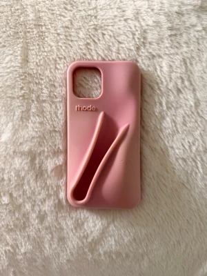 rhode mobilskal - säljer mitt Rhode mobilskal i färgen ”ribbon” 🩷🩷 iphone 12/12pro | pris kan diskuteras 