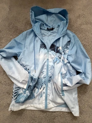 Trapstar jacka limited edition  - Säljer min limiterade trapstar jacka/windbreaker, stl L sitter som M! Den är i jätte fint skick förutom det lilla hålet i armhålan som man ej ser vid användning! så tänker mig ett bra pris för att få sålt den snabbt! Hör av er vid fler bilder eller andra funderingar!! Pris går att diskutera vid snabb affär