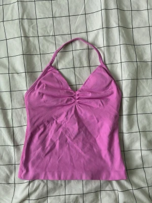 Rosa halterneck topp - Säljer en rosa sporttopp med halterneck. Storlek XS. I utmärkt skick. Påminner om Dfynes Impact-toppar. 🤍