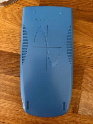 Blå grafräknare Texas Instruments - fungerar bra men har några märken och repor på sig. 