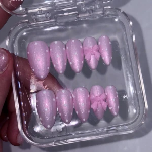 medium almond gel-x naglar - handmade gel-x press-ons! size: M  with purchase, you get a care kit including nail glue, sticky tabs, nail file and buffer! feel free to contact me if you have any questions!